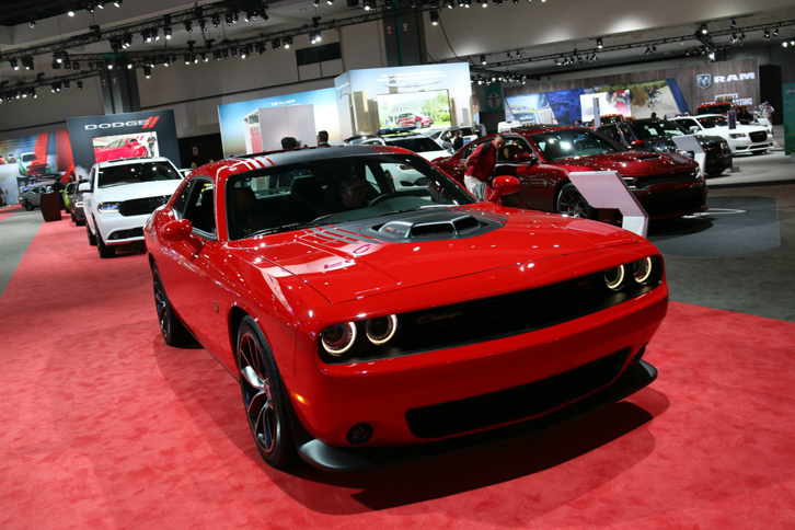 コテコテの北米ショー的シーンに思わずシャッターを押す。「ダッジ・チャージャーSRTヘルキャット」の価格は、6万4195ドル（約757万円）。