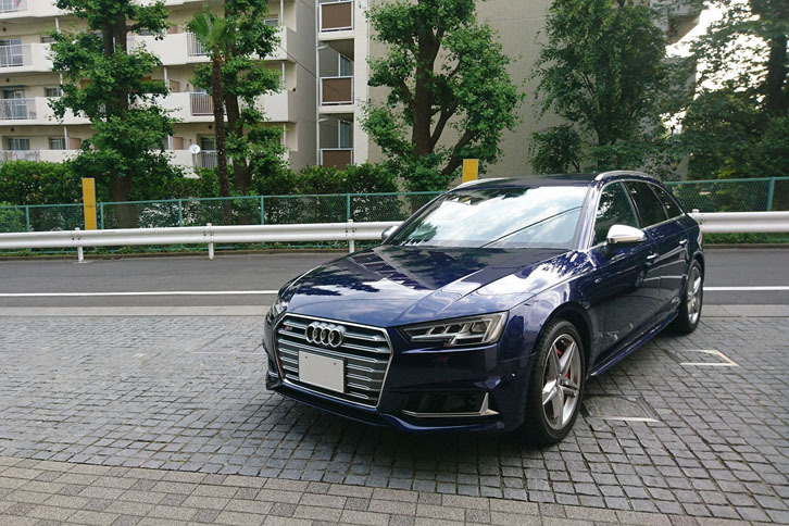 納車されたばかりの「アウディS4アバント」。ボディーカラーはナバーラブルーメタリック。（著者撮影）