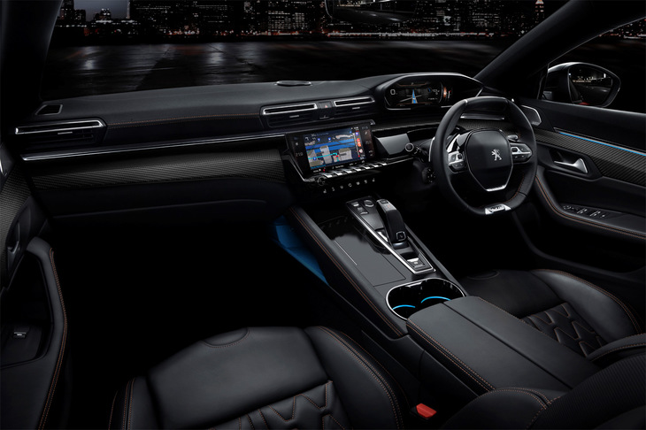 新型「508」のインテリア。ステアリングホイールの上からメーターを確認する、「i-Cockpit」のコンセプトにのっとったインストゥルメントパネルの設計が、非常にユニーク。