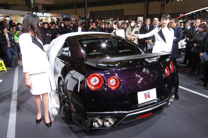 アンベールされる「日産GT-R 大坂なおみ選手 日産ブランドアンバサダー就任記念モデル」。