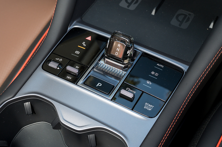 センターコンソールは「シール」や「シーライオン7」とよく似たつくりだが、回生ブレーキのコントローラーがEV/HEVの切り替えスイッチに置き換えられている。