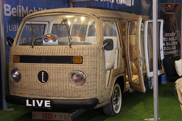 部品館で見かけた、籐（とう）で覆われたワーゲンバス。ソファーをはじめとする、籐で作られた南国らしいインテリア家具を販売する会社の車両でした。ただのモックアップかと思いきや、どうやら自走できる様子。雨の降っていない日に限るでしょうけれど……。