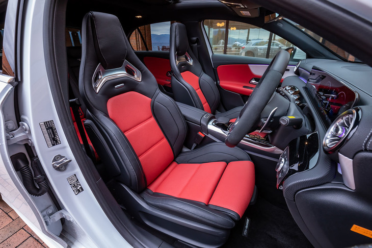 標準装備のフロントシートもヘッドレスト一体型のデザインだが、オプションの「AMGパフォーマンスパッケージ」を選択すれば、サイドサポート部分の張り出しが大きいスポーティーなデザインのシート（写真）が装備される。