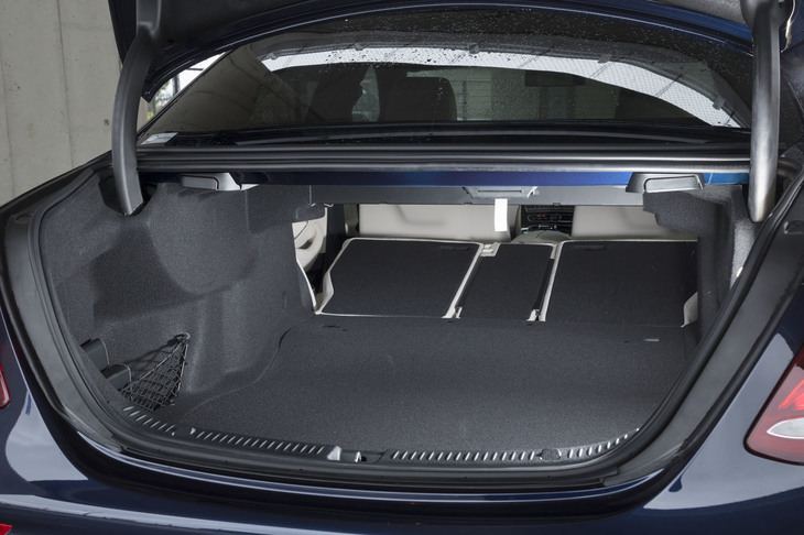 荷室の容量は、3分割可倒式の後席を写真のように倒すことで拡大できる。