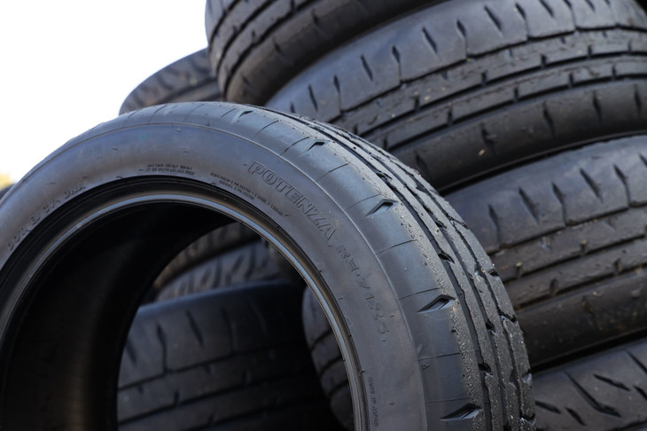 試乗後にホイールから外された「ポテンザRE-71RS」のトレッド面。サーキット試乗では、一回7周の試乗ごとに新品タイヤに交換された。