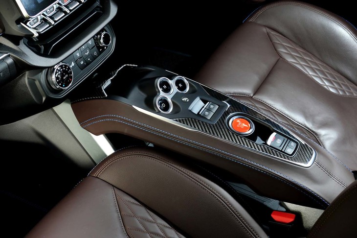 「アルピーヌA110」のトランスミッションはツインクラッチ式の7段ATのみ。フローティング式のセンターコンソールには、シフトセレクターのほか、エンジンの始動ボタンや窓の開閉スイッチがレイアウトされる。