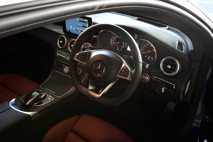 「Cクラス クーペ」のインテリア。各所にブラックアッシュウッドとアルミニウムの装飾パネルが用いられている。