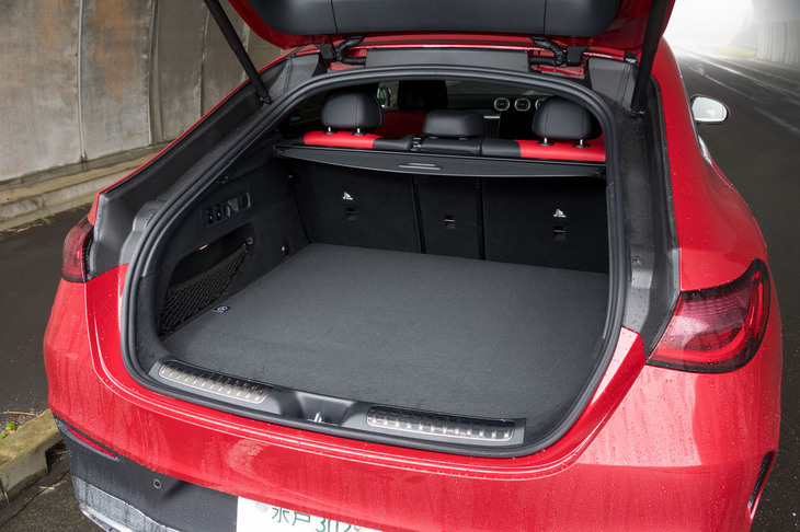 荷室の容量は先代モデルよりも45リッター大きい545リッター。