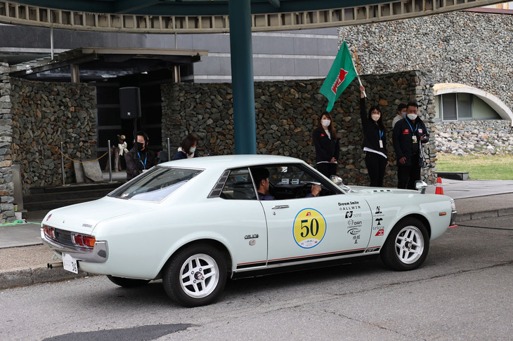 スタートする1975年「トヨタ・セリカ1600GT」。