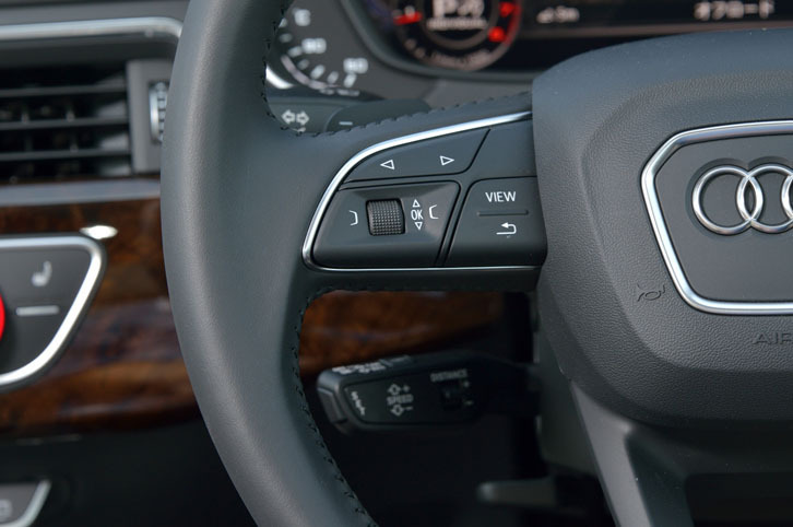 計器盤の表示を変更するスイッチ類は、ステアリングホイールのスポーク部に集約されている。