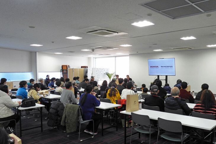 イベントはコントロールタワーでのオリエンテーションよりスタート。今回の体験優待は子供も大人も楽しめる内容だけに、家族連れの参加者が多くみられた。