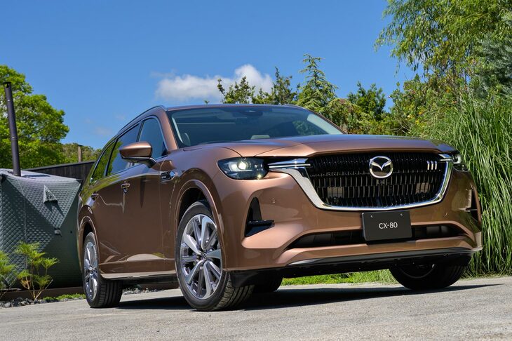 厚みのあるフロントマスクが印象的な「CX-80」。色に対するこだわりも最近のマツダの特徴で、CX-80にも「アーティザンレッドプレミアムメタリック」と「メルティングカッパーメタリック」（写真）という、美しい新色が設定されている。（写真：向後一宏）