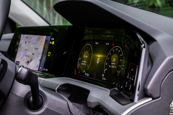 ライト操作スイッチパネルからメータークラスター「デジタルコックピットプロ」を経由し、センターコンソールディスプレイまでなだらかに続く新型「ゴルフ」のインストゥルメントパネル。機械式スイッチを廃した、未来的でスッキリしたデザインが特徴だ。