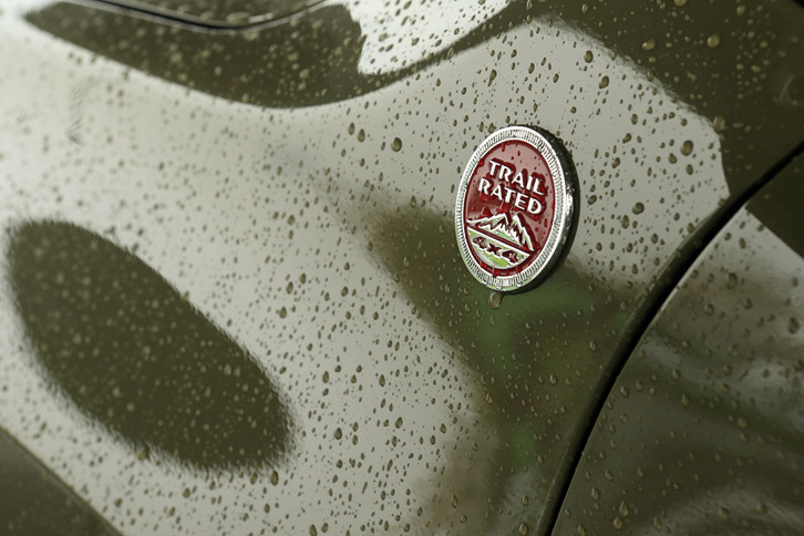 「トレイルホーク」は「レネゲード」のラインナップで唯一の4WDモデル。フロントフェンダーパネルには「TRAIL RATED」のバッジが貼られる。