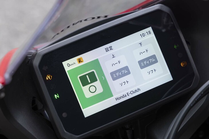 「E-Clutch」はシステムのオン／オフが可能なほか、シフトペダルの重さをシフトアップ／ダウンのそれぞれで「ハード」「ミディアム」「ソフト」の3種類から選択できる。