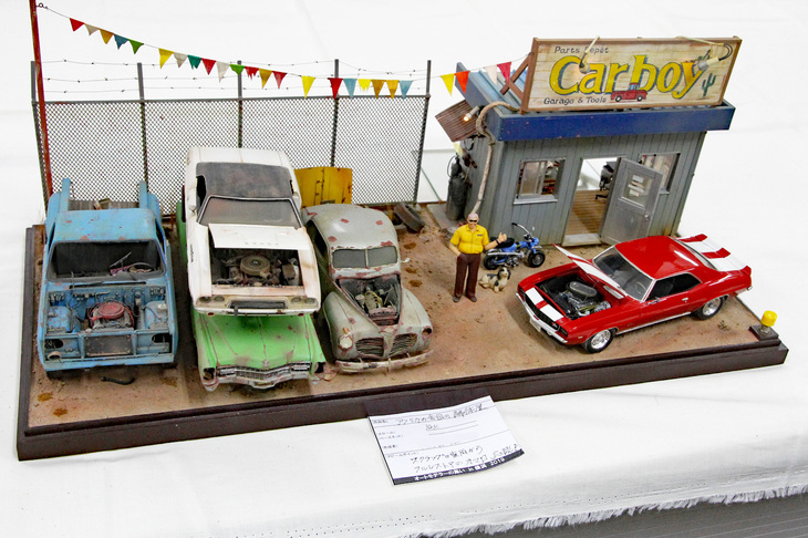 アメリカの田舎のジャンクヤードを再現したジオラマ。ピカピカの初代「シボレー・カマロ」は、フルレストアされた売り物という設定とか。