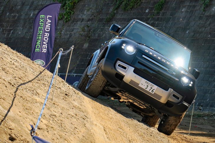 続いて、山の斜面に沿ってバンク走行を体験。25°の斜度は、乗っている人間からするとかなりの違和感（人によっては恐怖感かも）。運転のコツは、山側にハンドルを切らないこと。そうするとクルマがひっくり返ってしまうのだとか。