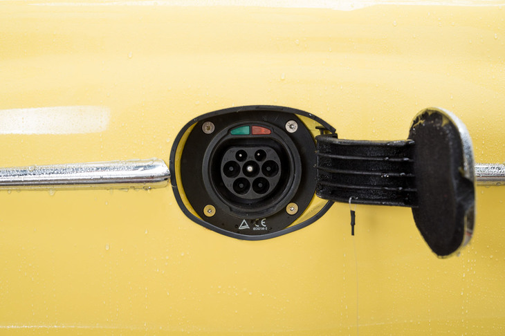 フロントエンブレムを加工した充電口には、オプションで青いチャージランプも用意。家庭用200V（16A）電源を使用すると、約9時間で満充電となる。