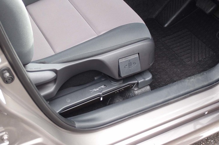 操作は、シートを所定の位置にスライドさせてから座面の側面前方にあるレバーを引くだけ。従来の福祉車両に用意されていた「回転シート」はターンとチルトが別操作になっており、チルトのレバーが（着座者が操作しにくい）肩位置にある点がデメリットとされていた。