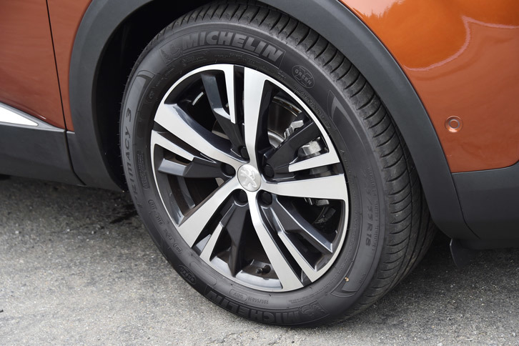 「3008」のタイヤサイズは全グレード共通で225/55R18。今回の試乗車には「ミシュラン・プライマシー3」が装着されていた。