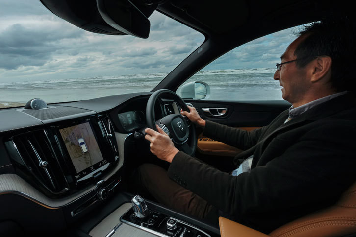 早朝から雹（ひょう）が降り、凍えるような寒さだったが、なぎさドライブウェイに着くと、雲間から青空が広がってきた。筆者は打ち寄せる波を間近に感じながらのドライブをしばし楽しんだ。