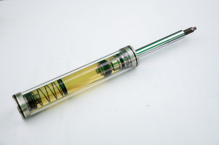 「エンデュラプロ」の内部構造を説明するために用意されたスケルトン模型。