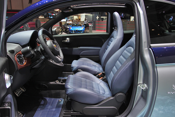 アバルト695リヴァーレ（フロントシート）