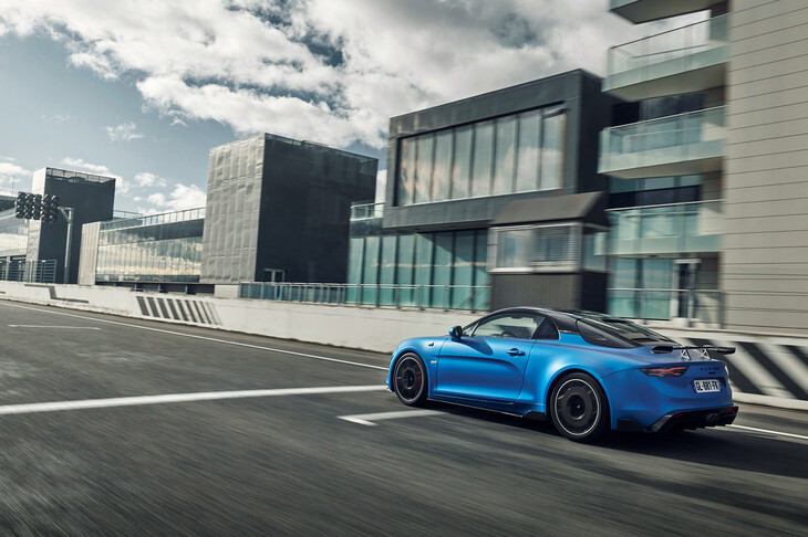 外装にはアルピーヌF1チームの知見を得て開発されたという空力パーツを装着。空気抵抗を低減しつつリアのダウンフォースを増やすことで、最高速のアップと走行安定性の改善を図っている。