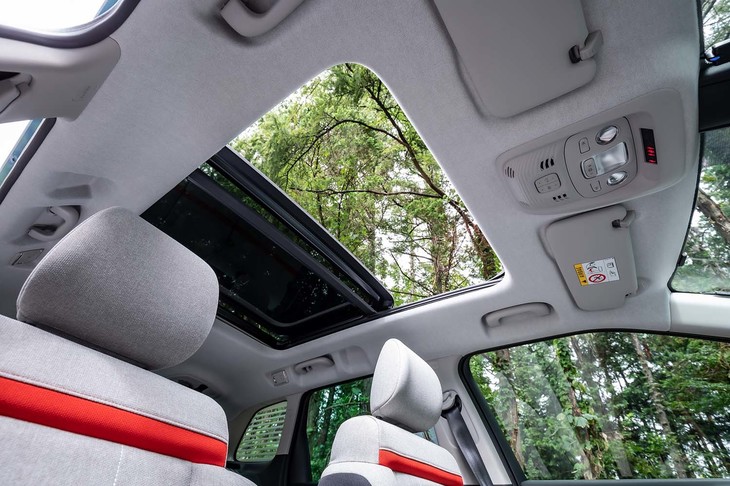 パノラミックサンルーフは「シャイン パッケージ」グレードに標準装備されるアイテム。