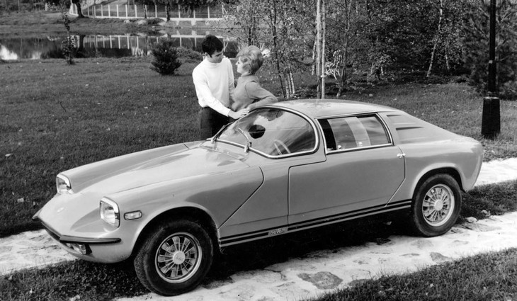 ソヴァム（SOVAM）は、「ルノー4」の前輪駆動845ccエンジンやフレーム、サスペンションなどを用い、FRP製ボディーを持つ。飛行場で使用する搭乗口などの機材を生産する会社が一時期、自動車生産に乗り出した。空港に行けば同社の製品に乗れる！