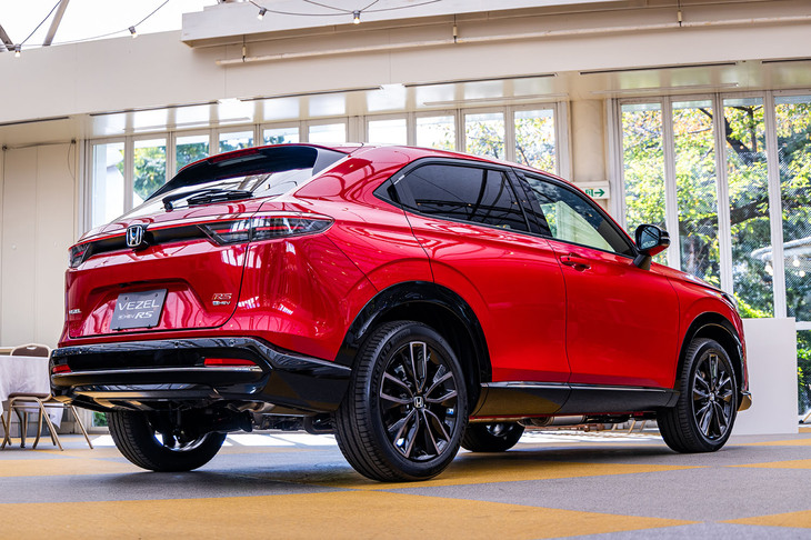 「ヴェゼルe：HEV RS」はほかのヴェゼルよりも全長が45mm長くなっている。渡辺さんは「その拡大分はフロントオーバーハングで5mm、リアで40mmという配分になっています。RSでは前後バンパーを変えることで、より水平にどっしりと低重心感を出しています。そうしたこだわりも、ぜひ見てください」と述べた。