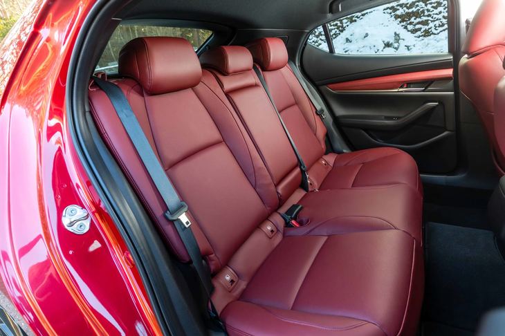 包まれ感の強いリアシート。背もたれは6：4の分割可倒式で、中央部には2つのカップホルダーを持つアームレストが備わる。