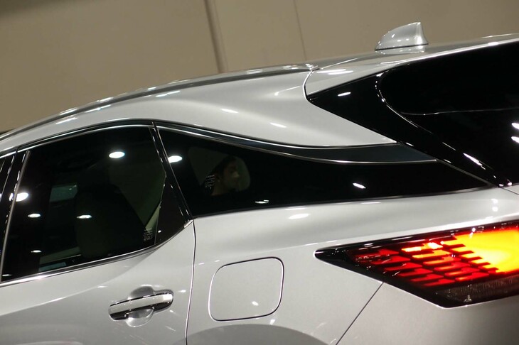 レクサスRX450h＋“バージョンL”（Cピラー部）