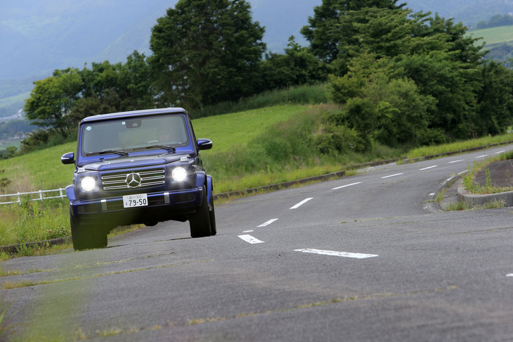 現行型「Gクラス」はボディーにアルミニウムや高張力／超高張力鋼板を積極的に用いるなどして、約170kgの軽量化を実現。フレームとボディーのねじり剛性も、約55％アップしている。