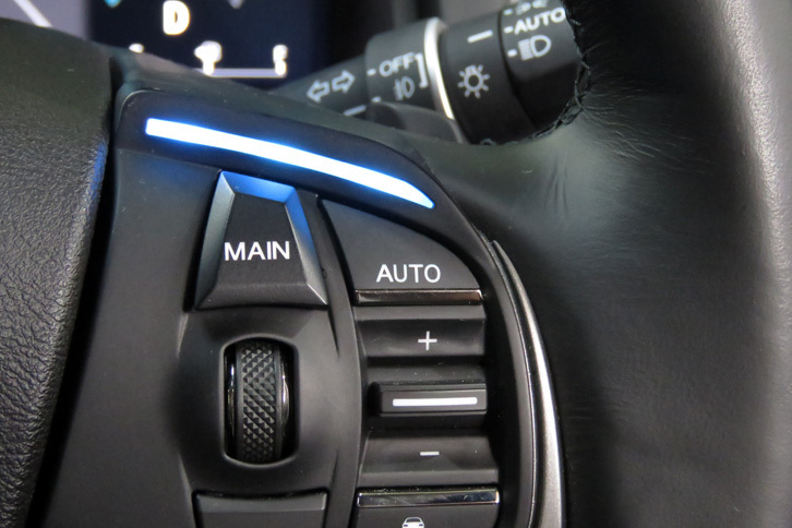 自動運転システムはステアリングホイールのスポーク部分に備わるスイッチで操作する。起動するとインジケーターが青く点灯する。