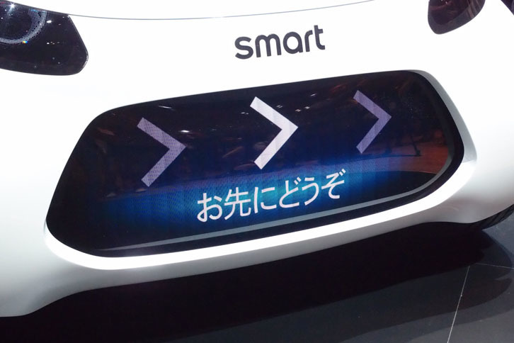 スマート・ビジョンEQフォーツー（フロントグリル部のモニター）