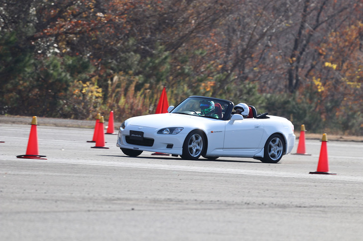 豪華ゲストによる同乗走行も実施された。写真は、土屋圭市さんのドライブによる「ホンダS2000」（モデューロパーツ装着車両）の同乗走行。“ドリキン”らしく、パイロンコーナーではS2000を華麗にテールスライドさせ、ファンを喜ばせた。