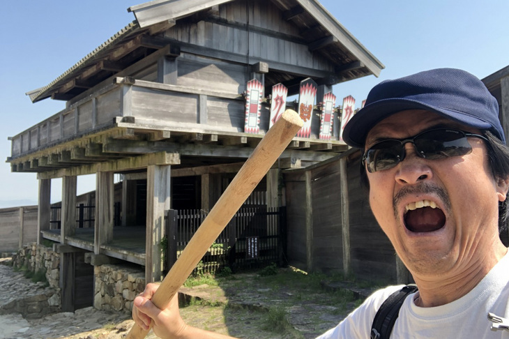 「日本100名城」のひとつに数えられる「鬼ノ城」も訪問。大和朝廷によって国の防衛のために築かれたとされる古代山城だが、詳しい歴史は解明されずに謎のままだという。