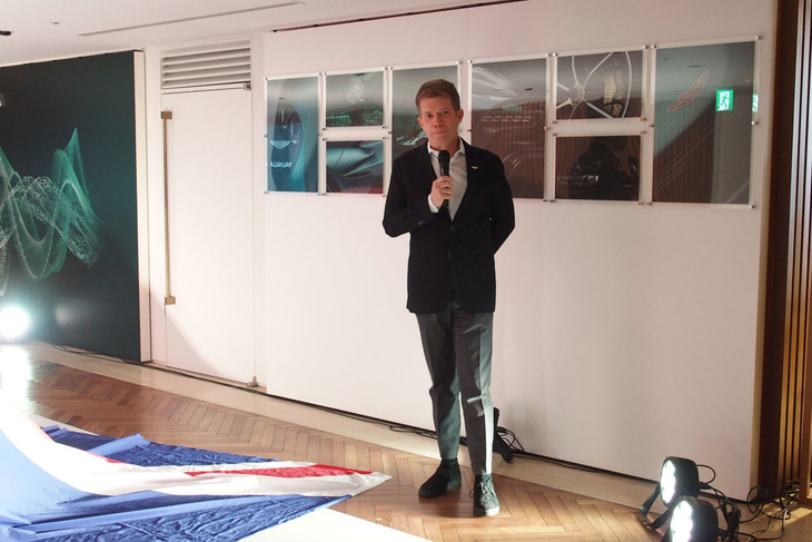 「ヴァルハラ」のお披露目会場で車両紹介を行った日本と韓国のリージョナルプレジデント、グレッグ・アダムス氏。