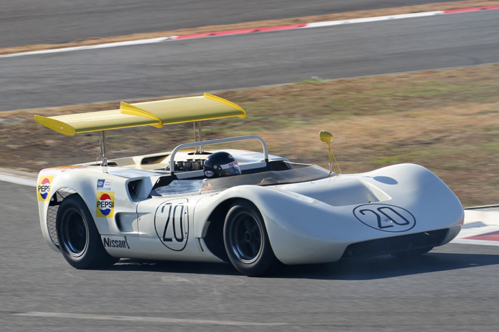 1968年の第5回日本グランプリで優勝した「日産R381」は、ウイニングドライバーである北野元がドライブ。自社製エンジンの開発が間に合わなかったため、5.5リッターV8 OHVのシボレー製エンジンを搭載。「エアロスタビライザー」と呼ばれる、リアサスペンションに連動して可動するウイングを備え、「怪鳥」の異名をとった。