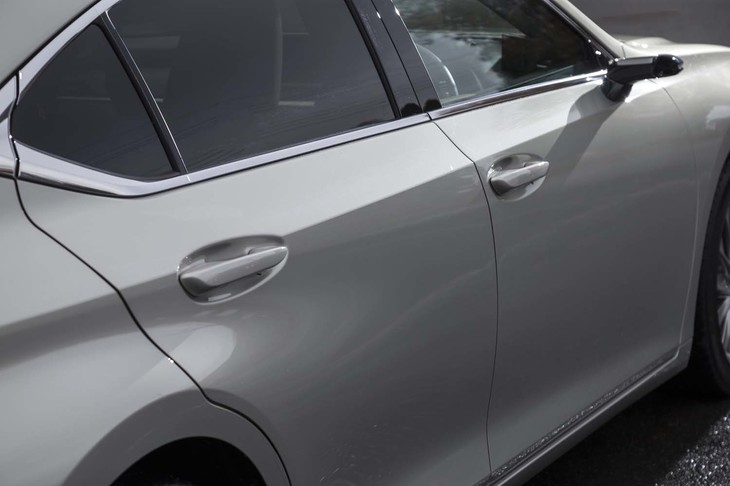 ボディーサイドには、ヘッドランプとリアコンビランプを結ぶ深いプレスラインが刻まれている。