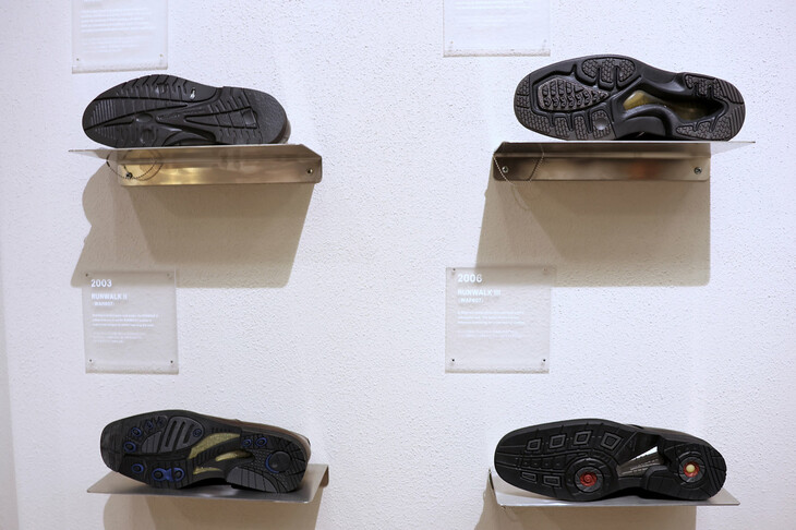 アシックスのウォーキングシューズ「ランウォーク」の誕生は1983年にさかのぼる。これはソール部の変遷の一部。