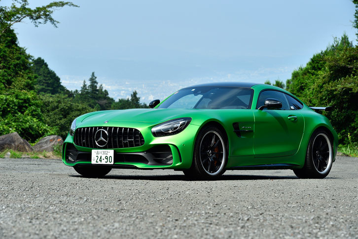 「メルセデスAMG GT」の高性能モデルとして、2016年9月の「グッドウッド・フェスティバル・オブ・スピード」でお披露目された「AMG GT R」。日本では2017年6月に販売が開始された。