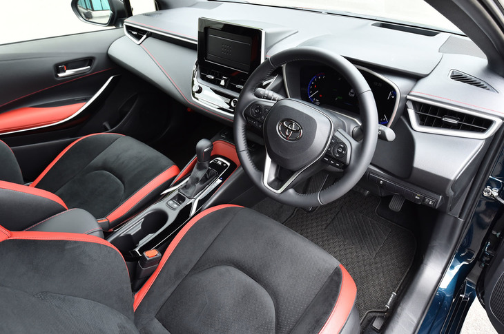 スポーティーグレードのインテリア。ツートンカラーのスポーツシートが目を引く。