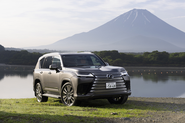 国内では2025年3月24日に発売された「レクサスLX700h」。LXの一部改良発表のタイミングでラインナップに加えられた。