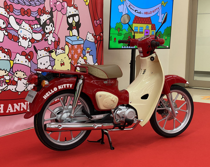 「スーパーカブ50ハローキティ」の価格は33万円。ベース車に対しては8万2500円高となっている。