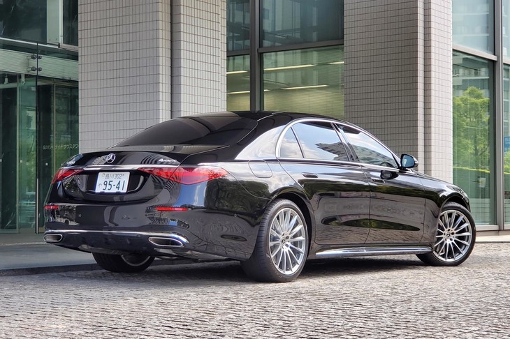 今回試乗した「S500 4MATICロング」では、オプションの「AMGライン」とオブシディアンブラックの外装色が選択されていた。ボディーサイズは全長×全幅×全高＝5210×1930×1505mm、ホイールベースは3105mmと、実に堂々たるもの。車重は2250kgとなる。