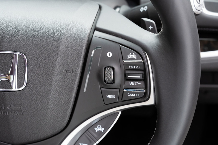 システムの作動は、スポーク右上の起動ボタンを押し、その下のツマミを「SET／－」側に押し下げるだけ。一般的なACCと、操作方法は一種だ。