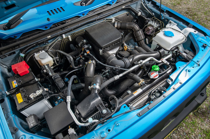 エンジンは先代の「K6A」型からスズキの現行モデルでおなじみの「R06A」型に変更。ピークトルクはややダウンしているが、ロングストローク化により低回転域から大きなトルクを発生する、よりオフロードに適した特性となった。