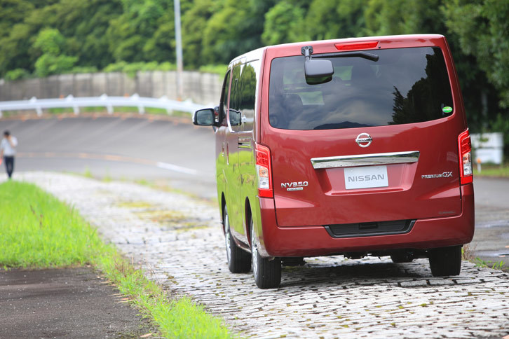荒れた石畳のコースを走る「NV350キャラバン」。テスト機器の進化に伴い、こうした実走試験は少しずつ先述の加振試験などに置き換わっているのだとか。